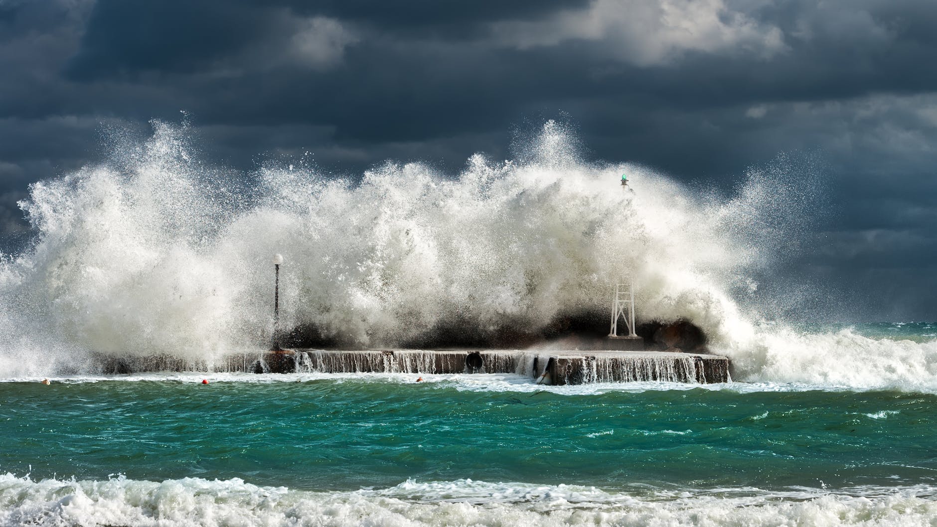 green and white tidal waves